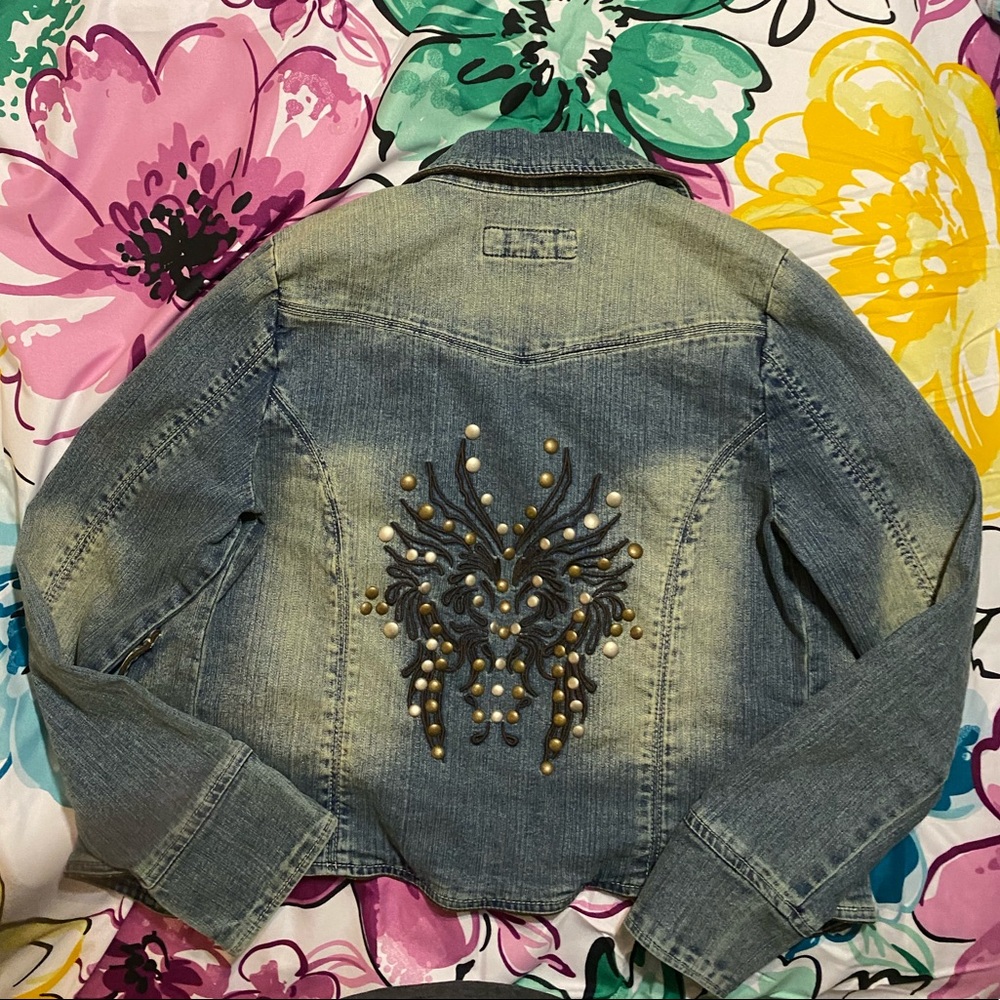 ✨Women’s Jean Jacket Bedazzled Embroidered & Distressed Size M✨ - Picture 1 of 4